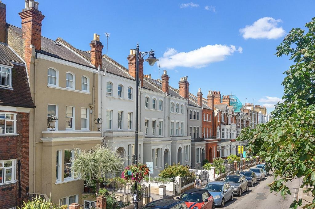 A unique opportunity to acquire a split-level apartment on the highly sought after Richmond Hill