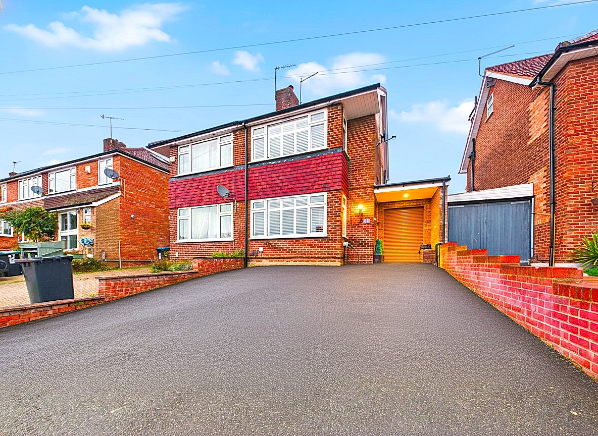 Exceptional Three Double Bedroom Family Home in the Heart of Fairway, HP3