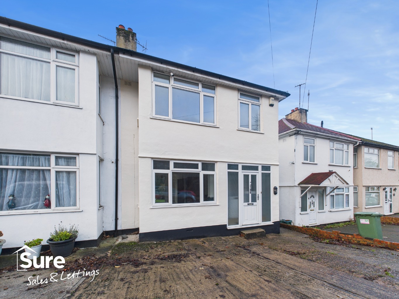 Charming Three Bedroom Semi-Detached Home with Large Garden in Hemel Hempstead