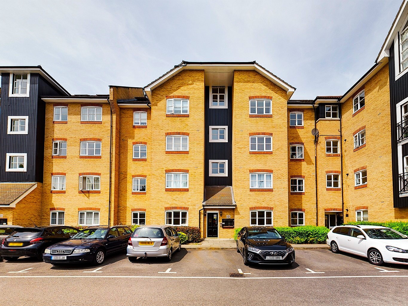 Two-Bedroom Apartment with Marina Views in Apsley Lock Development, HP3