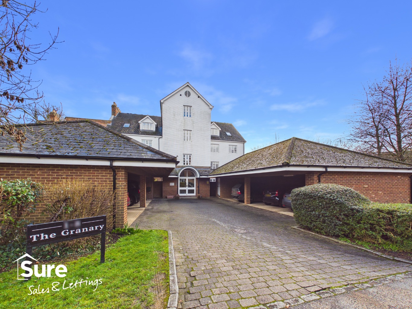 Beautifully Presented Three-Bedroom Apartment in Riverbank, HP1