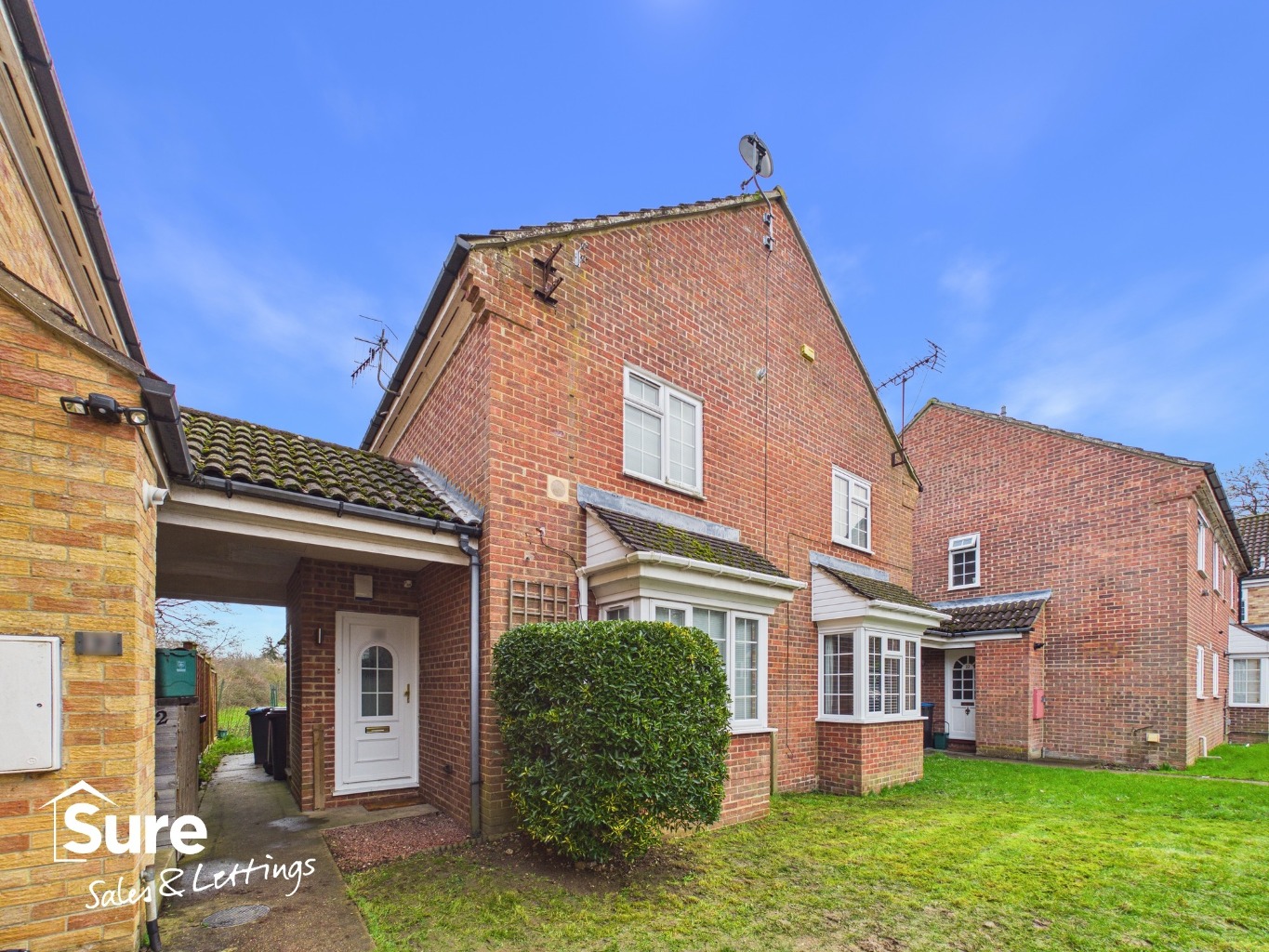 Charming One Bedroom House with Allocated Parking in The Shrubbery