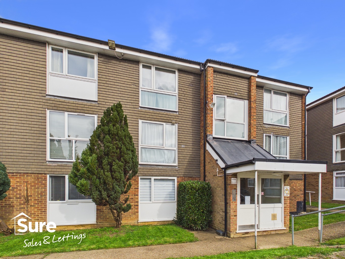 Beautifully Presented One Bedroom Ground Floor Apartment with Decking