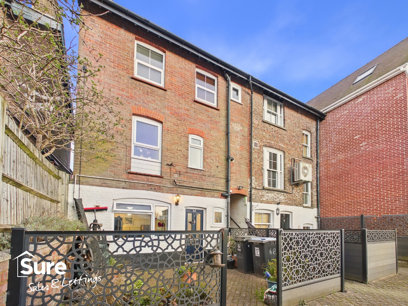 Bright Studio Apartment with Courtyard Garden, Walking Distance to Tring Centre