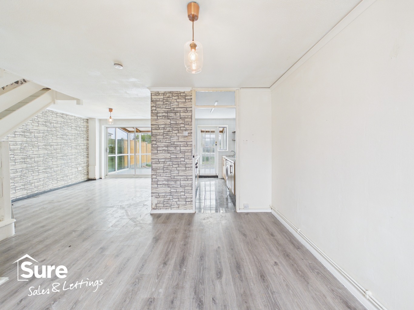 Welcoming Three Bedroom Family Home with Driveway & Garage