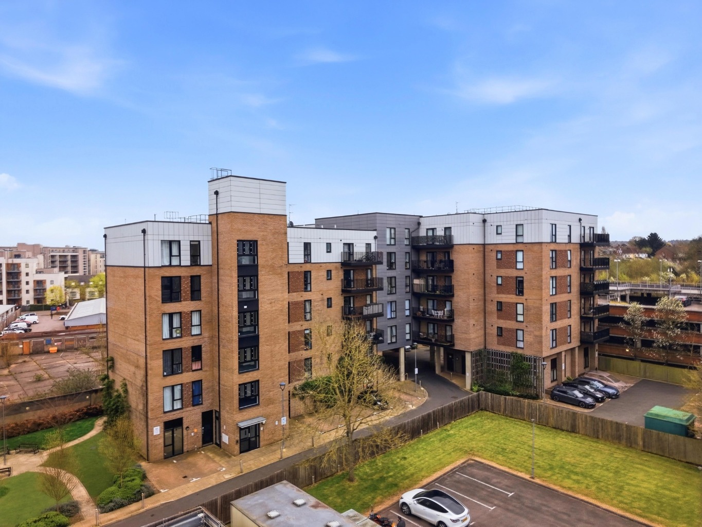 Modern One Bedroom Apartment with Balcony & Parking in Borehamwood