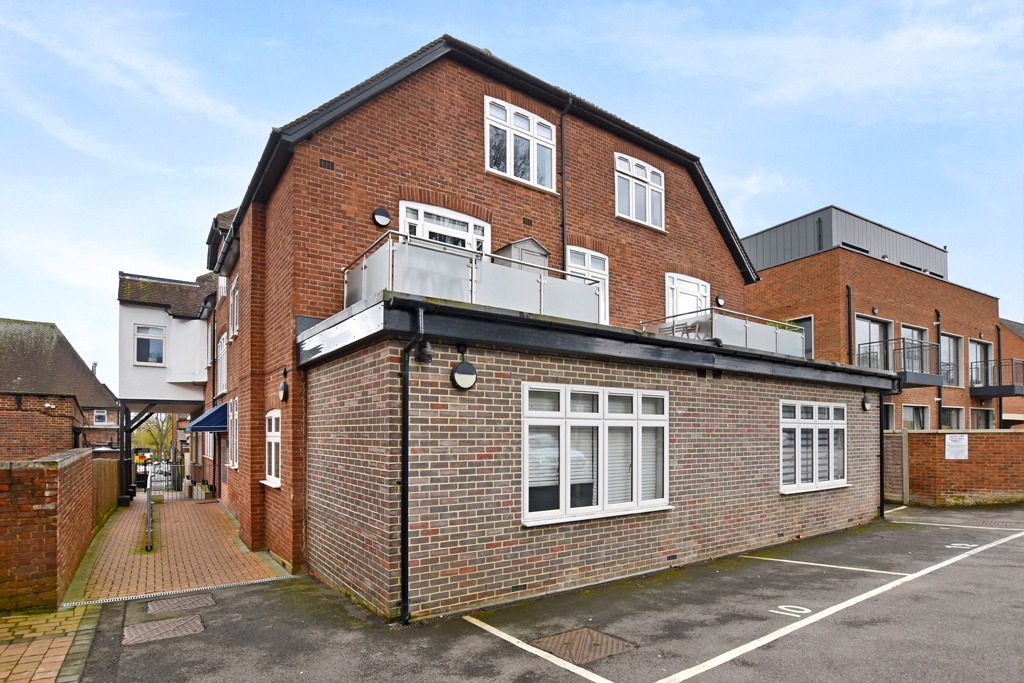 Modern One Bedroom Ground Floor Apartment with Private Patio