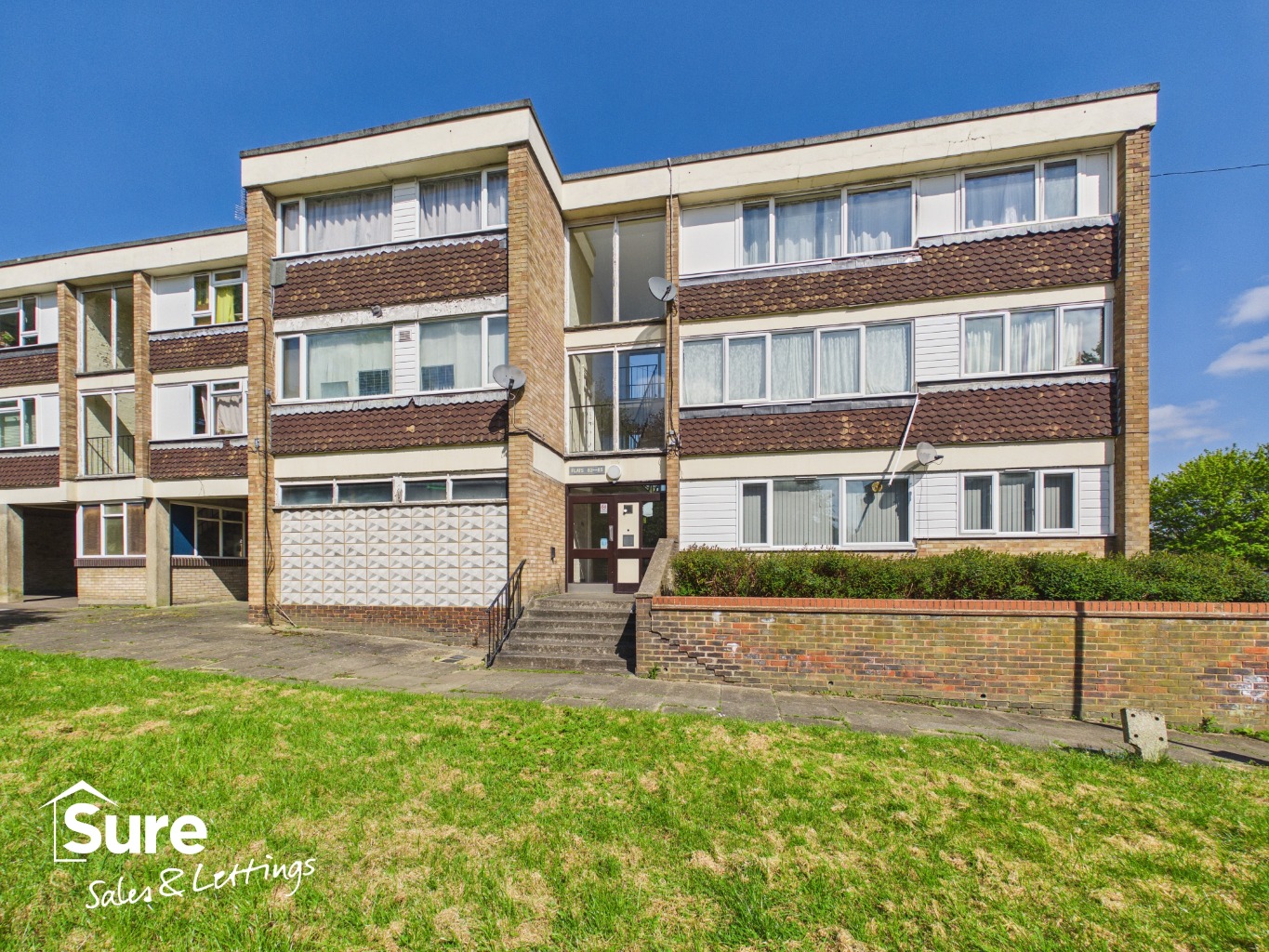 Bright One Bedroom Top Floor Apartment in Livingstone Walk