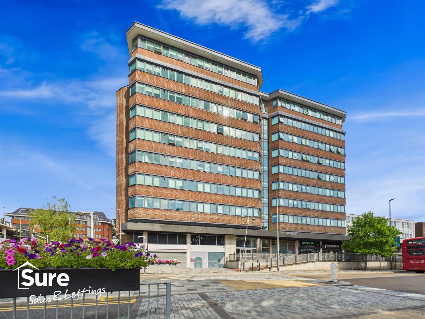Modern One Bedroom Apartment with Gym & Business Hub in Town Centre