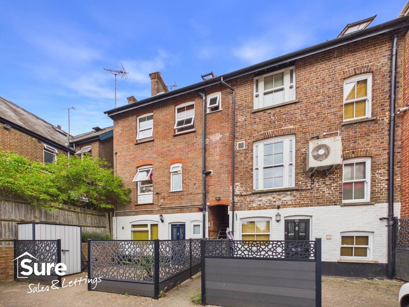 Modern One Bedroom Apartment with Parking, Just Off Tring High Street