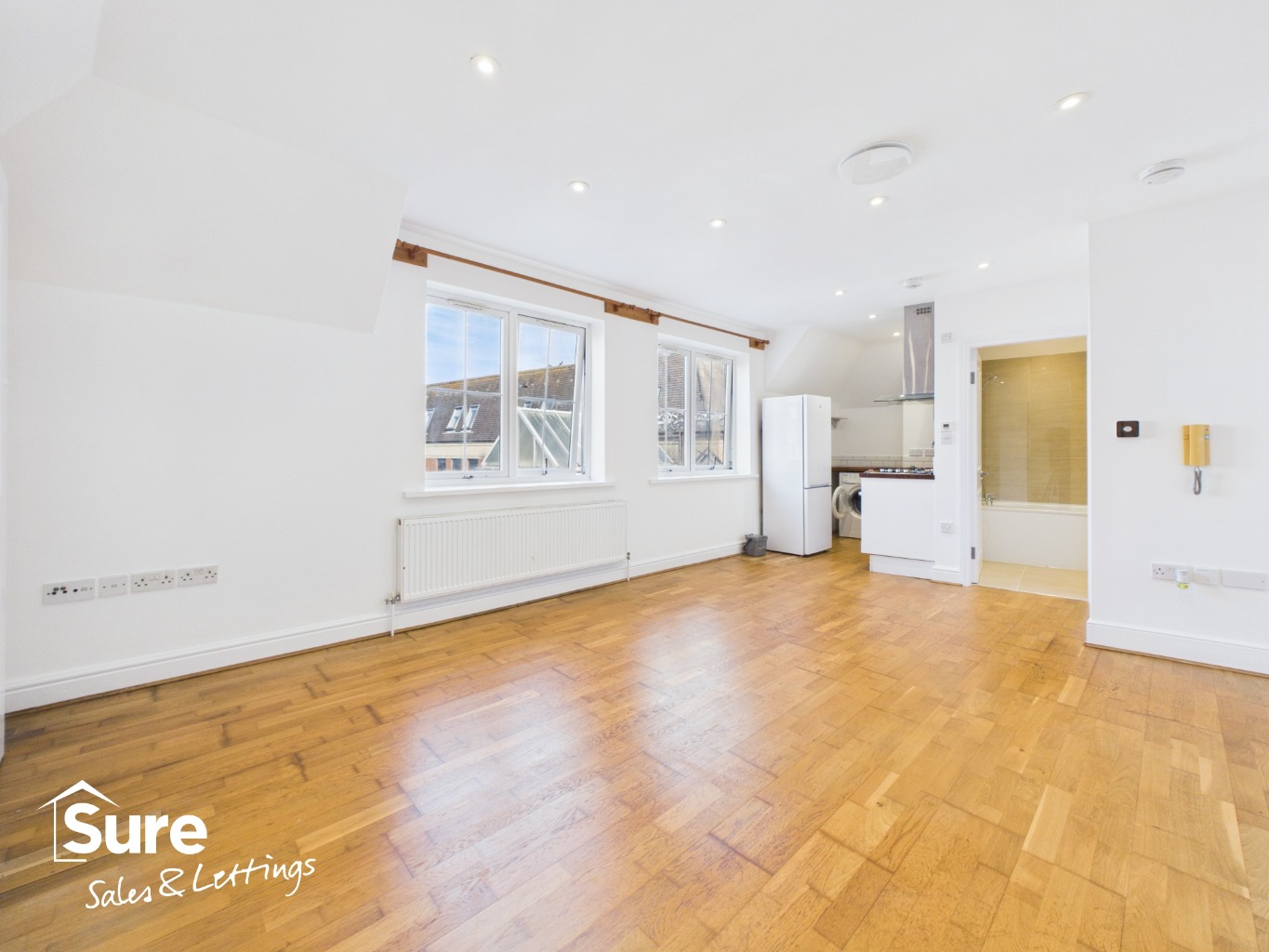 Bright Studio Apartment with Brand New Kitchen on Watford High Street