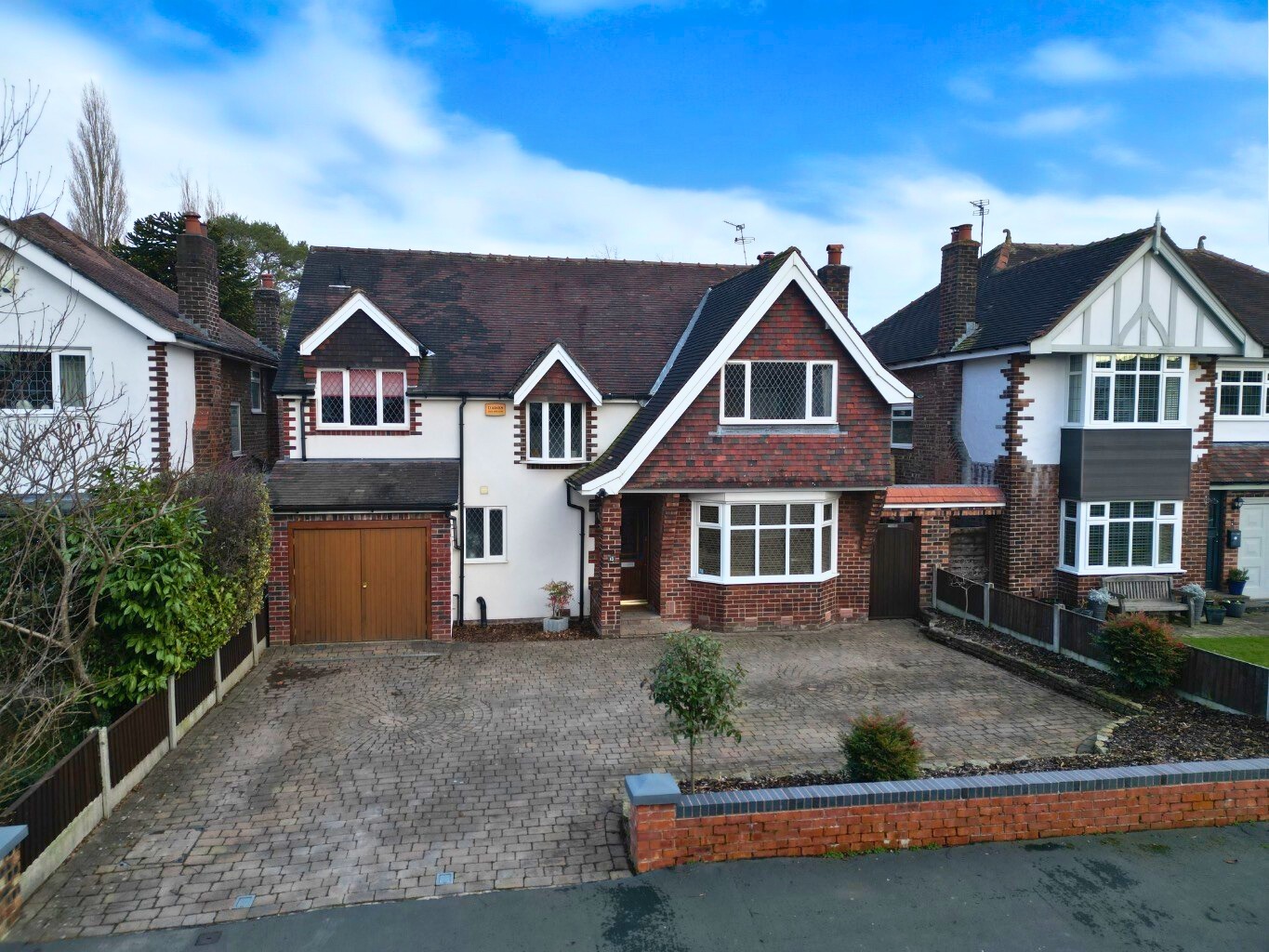 An impressive and beautifully presented four double bedroom detached family home.