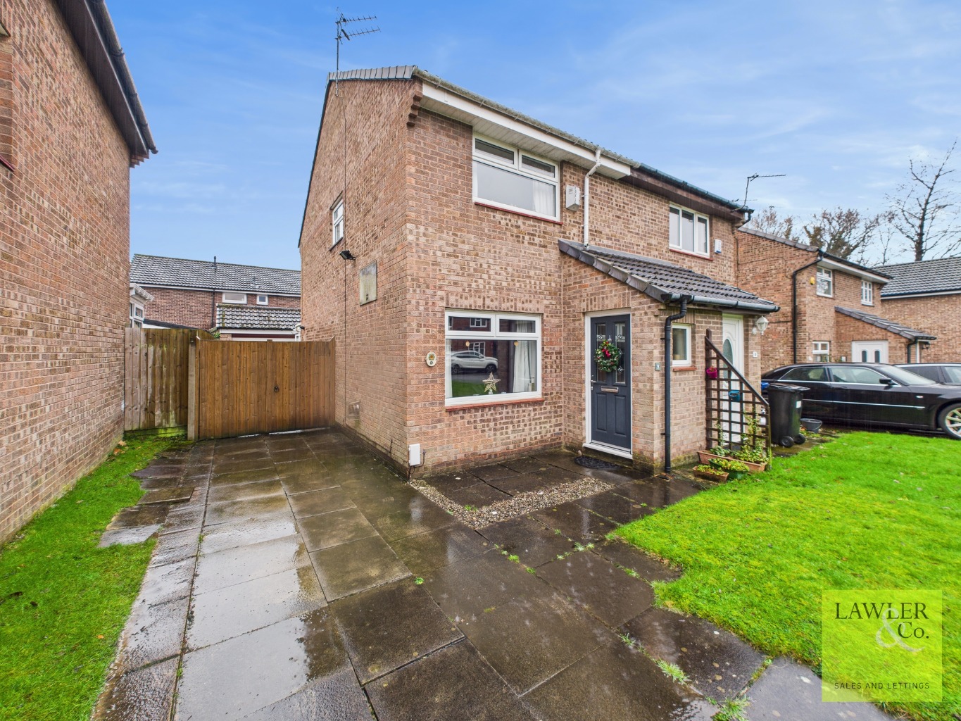 TWO BEDROOM SEMI-DETACHED PROPERTY OFFERING BOTH A GARAGE & DRIVEWAY, LOCATED ON A QUIET CUL-DE-SAC