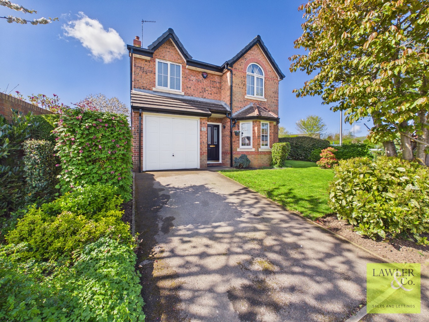Spacious 4-Bed Detached Home with Spacious Conservatory, Integral Garage & Corner Plot Location.