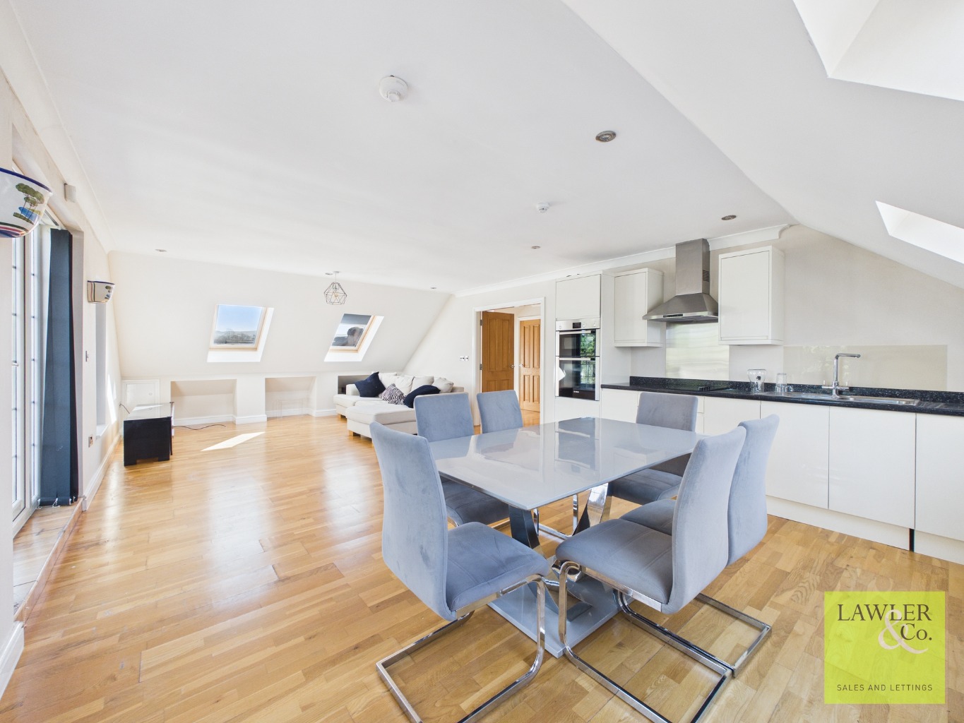 THREE DOUBLE BEDROOM MODERN TOP FLOOR PENTHOUSE APARTMENT