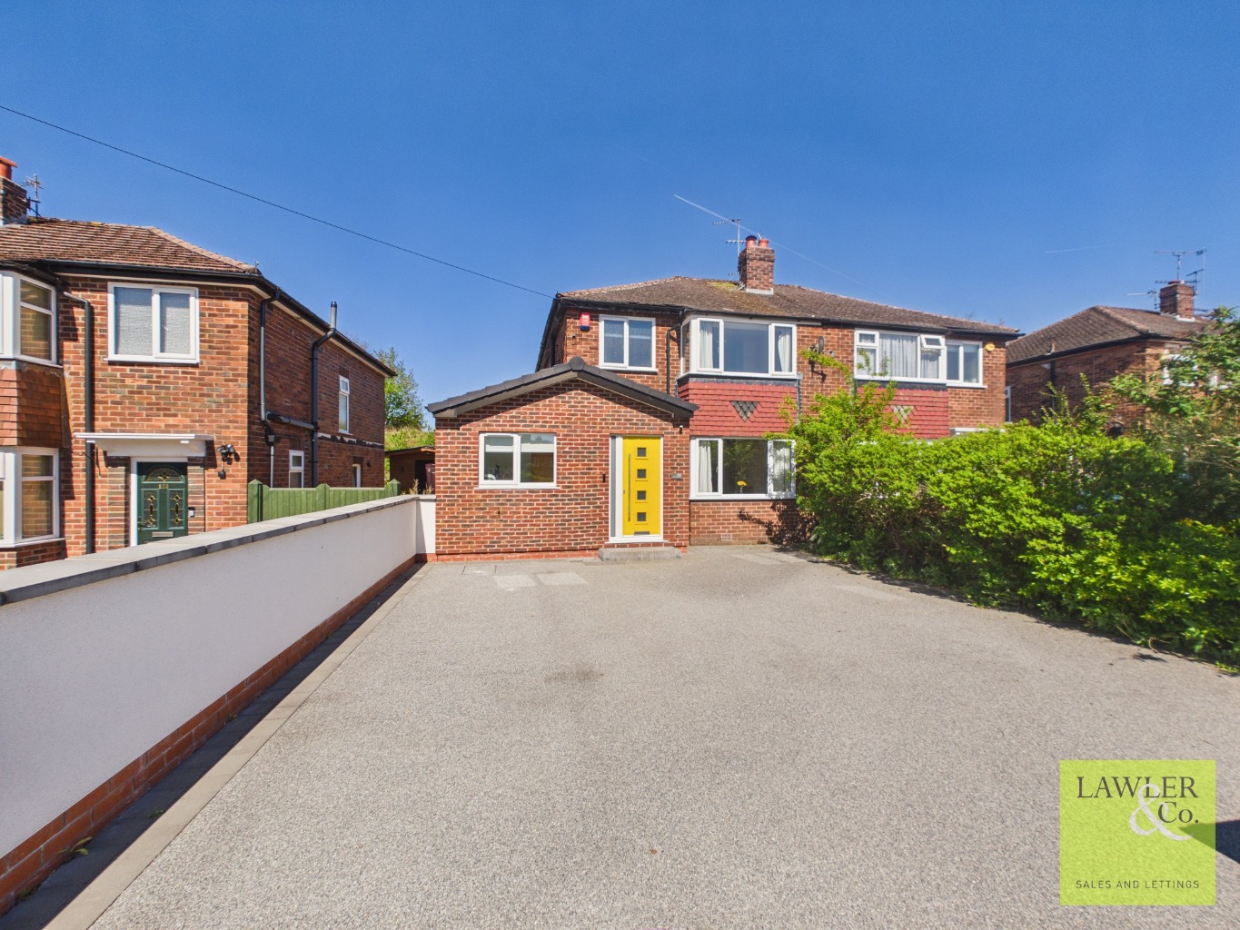 A THREE BEDROOM EXTENDED SEMI DETACHED HOME WITH OPEN PLAN KITCHEN DINER AND NO ONWARD CHAIN!
