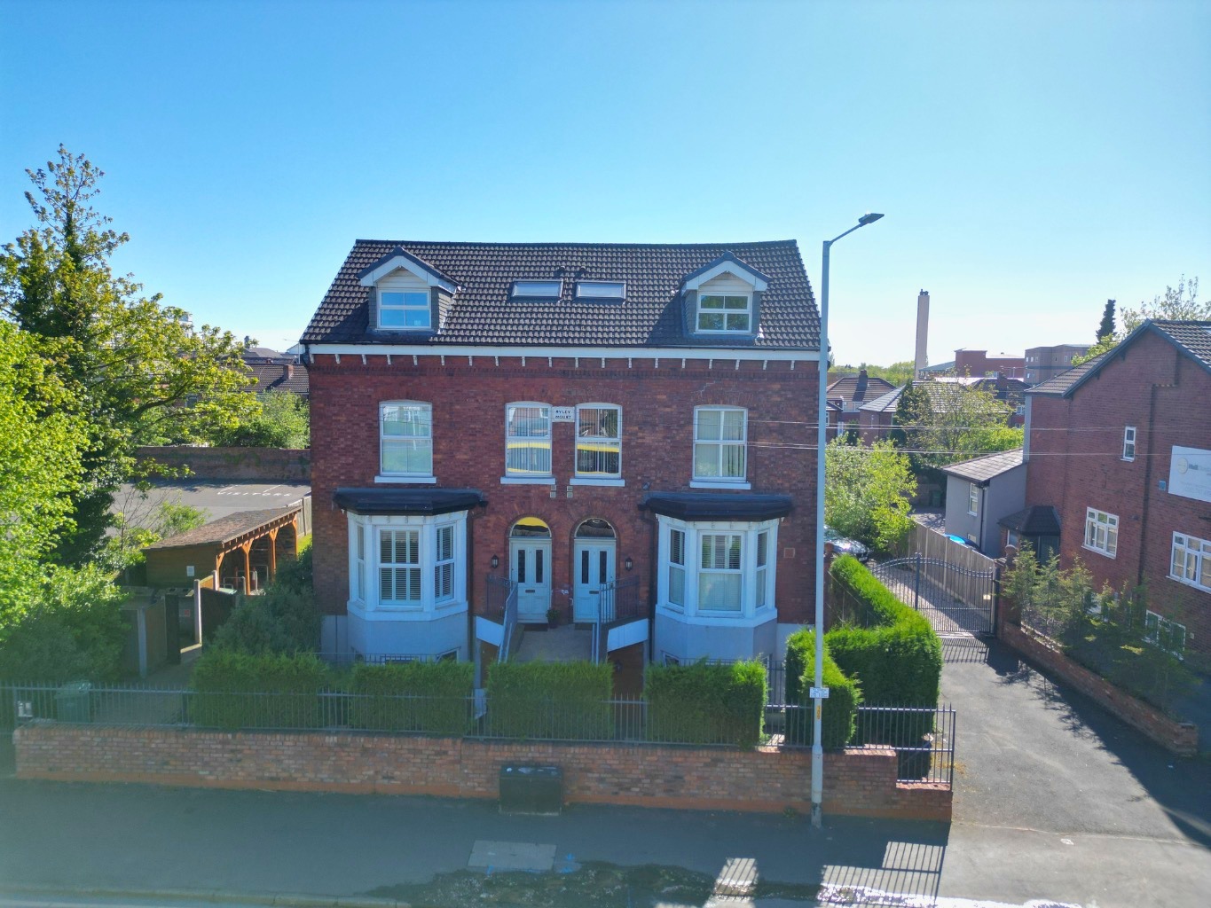 NO CHAIN! Stylish Modern Home with Stunning Interiors , Secure Gated Parking & Underfloor Heating