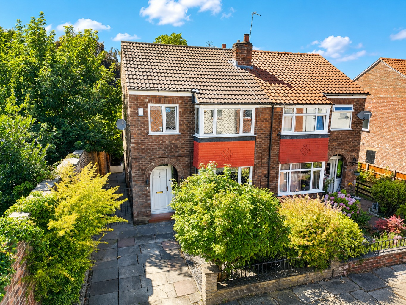 Beautifully Presented Three-Bedroom Semi-Detached Home with Kitchen/Diner and Attractive rear garden
