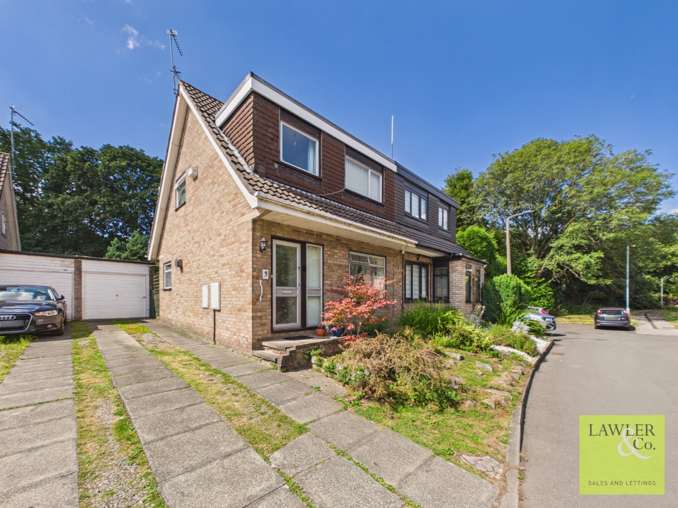 THREE BEDROOM SEMI-DETACHED PROPERTY WITH PRIVATE PICTURESQUE REAR GARDEN & DETACHED GARAGE