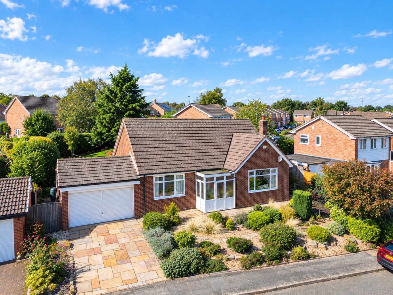 STUNNING FOUR DOUBLE BEDROOM DETACHED RESIDENCE WITH ATTACHED GARAGE, OFFERING NO ONWARDS CHAIN