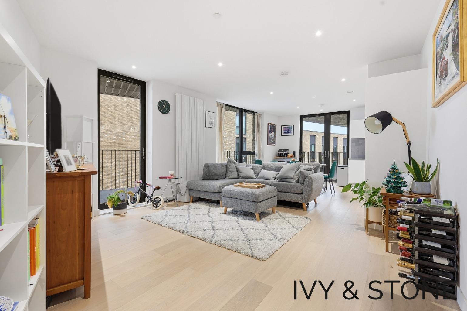 Exceptional Two-Bedroom Apartment with Dual Balconies Near Pontoon Dock DLR