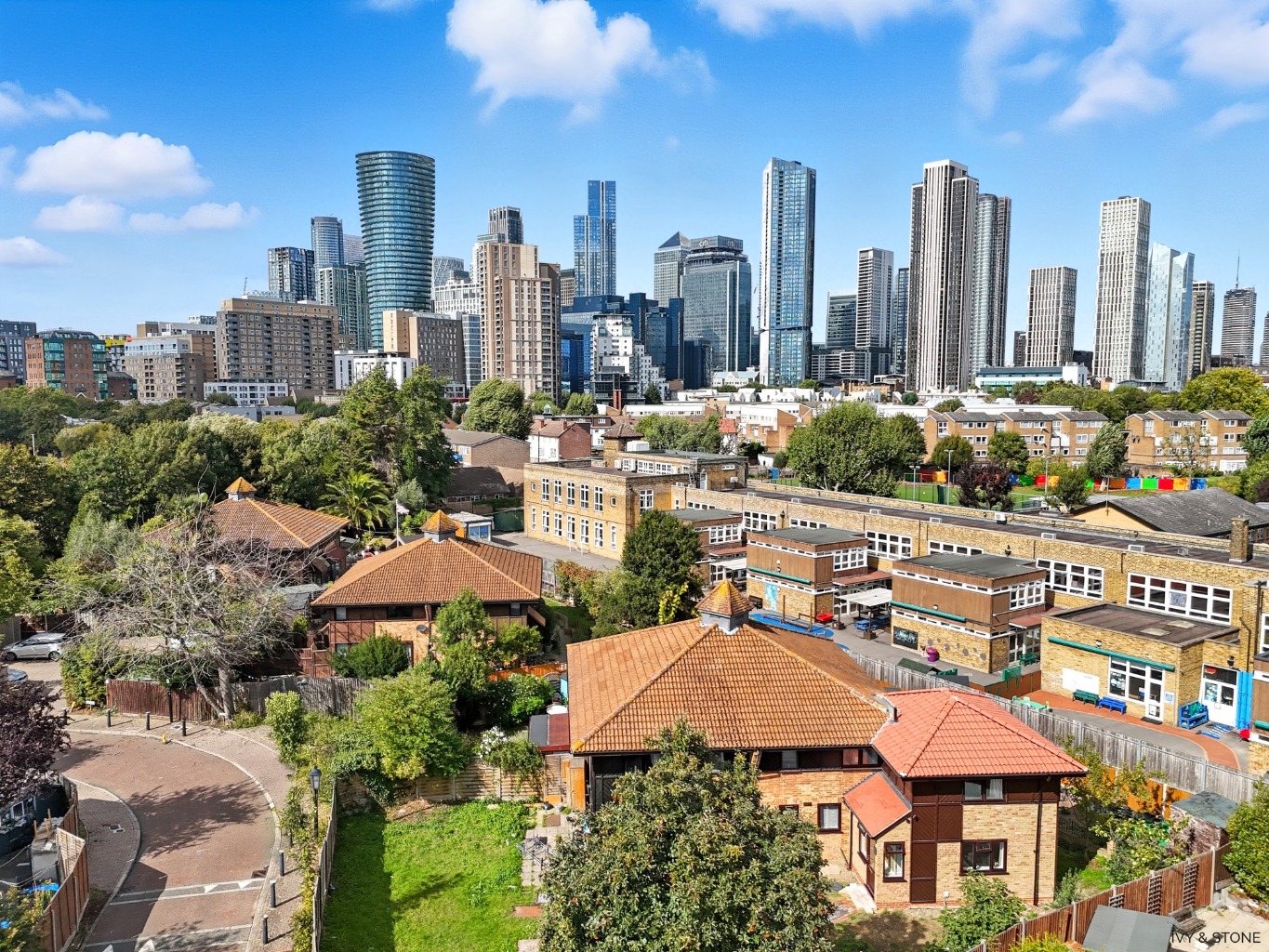 Charming Two-Bedroom Freehold House with Parking in Prime Isle of Dogs