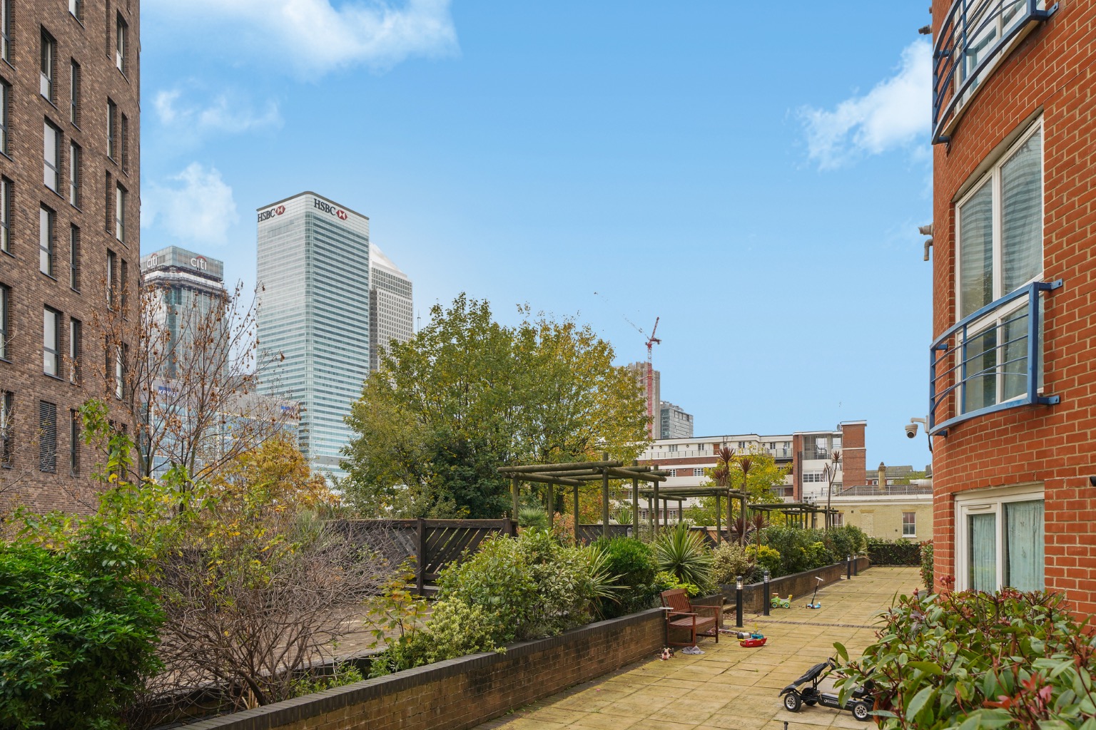 Stylish Two-Bedroom Apartment with Canary Wharf Views and Secure Parking