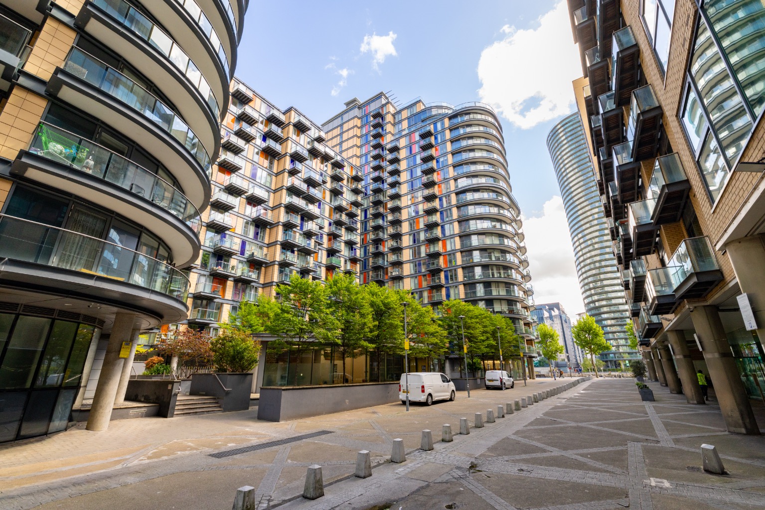 Luxury One Bedroom Apartment with Balcony in Ability Place, E14