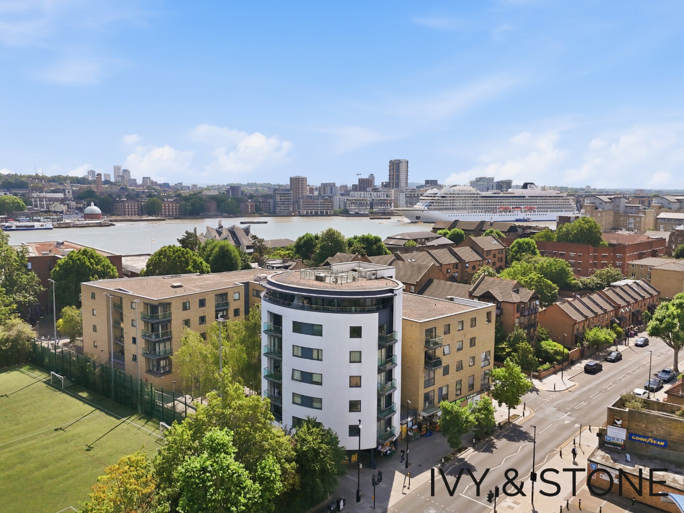 Spacious One Bedroom Apartment, Douglas Path, E14