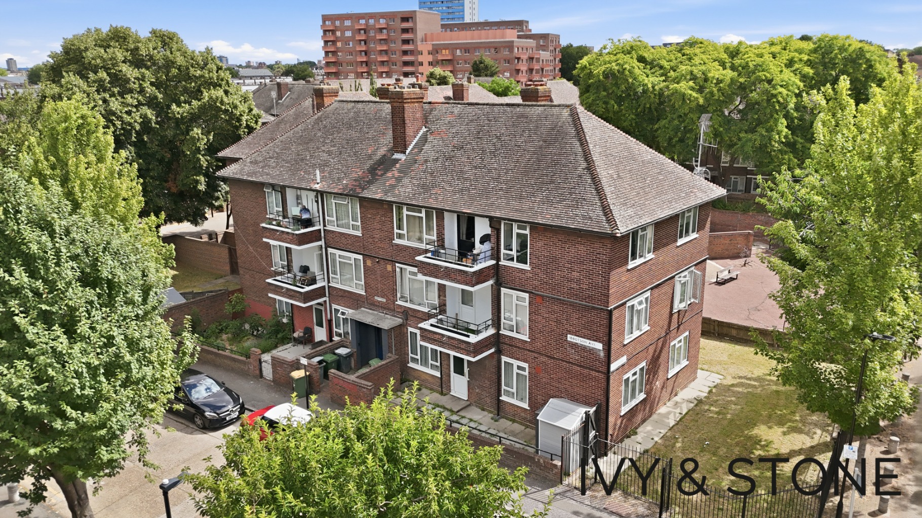 Spacious 3-Bed Apartment with Balcony, Excellent Transport Links