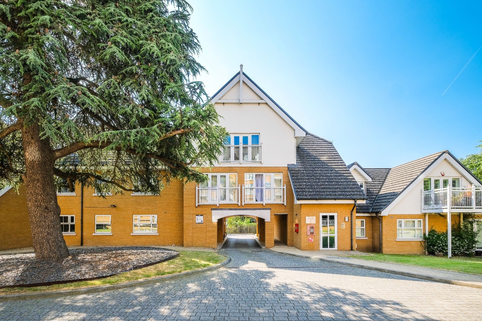 Modern One-Bedroom Apartment with Gated Parking, Buckhurst Hill