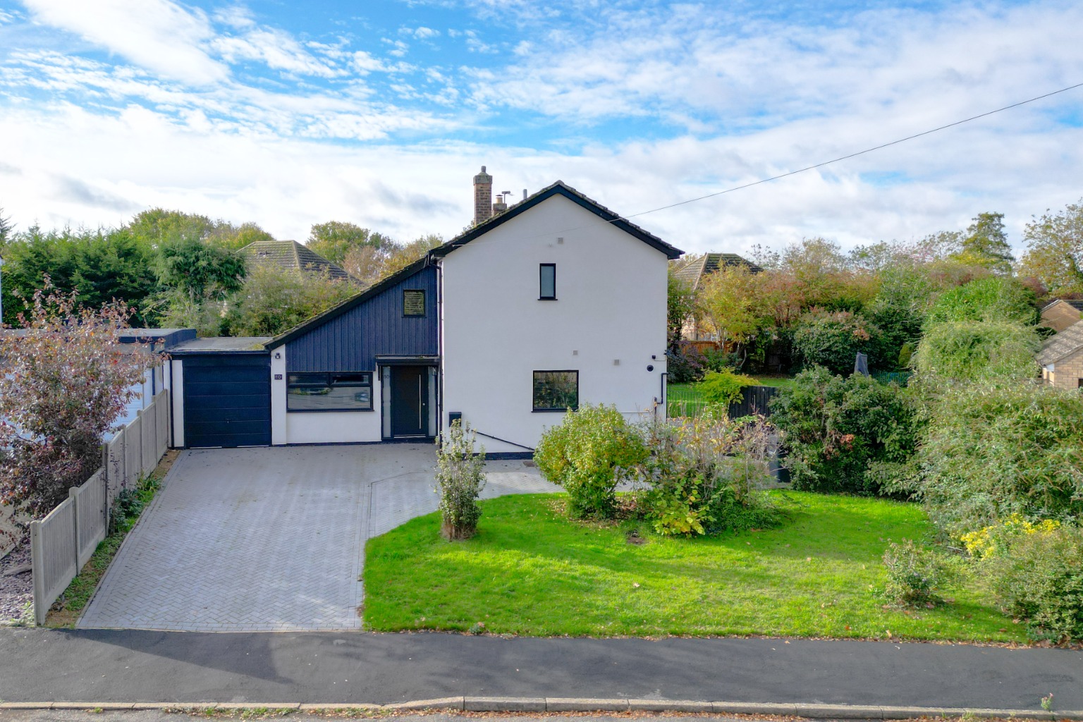Substantial 5 bedroom detached family home set on a quarter 1/4 acre plot in the village of Hilton.
