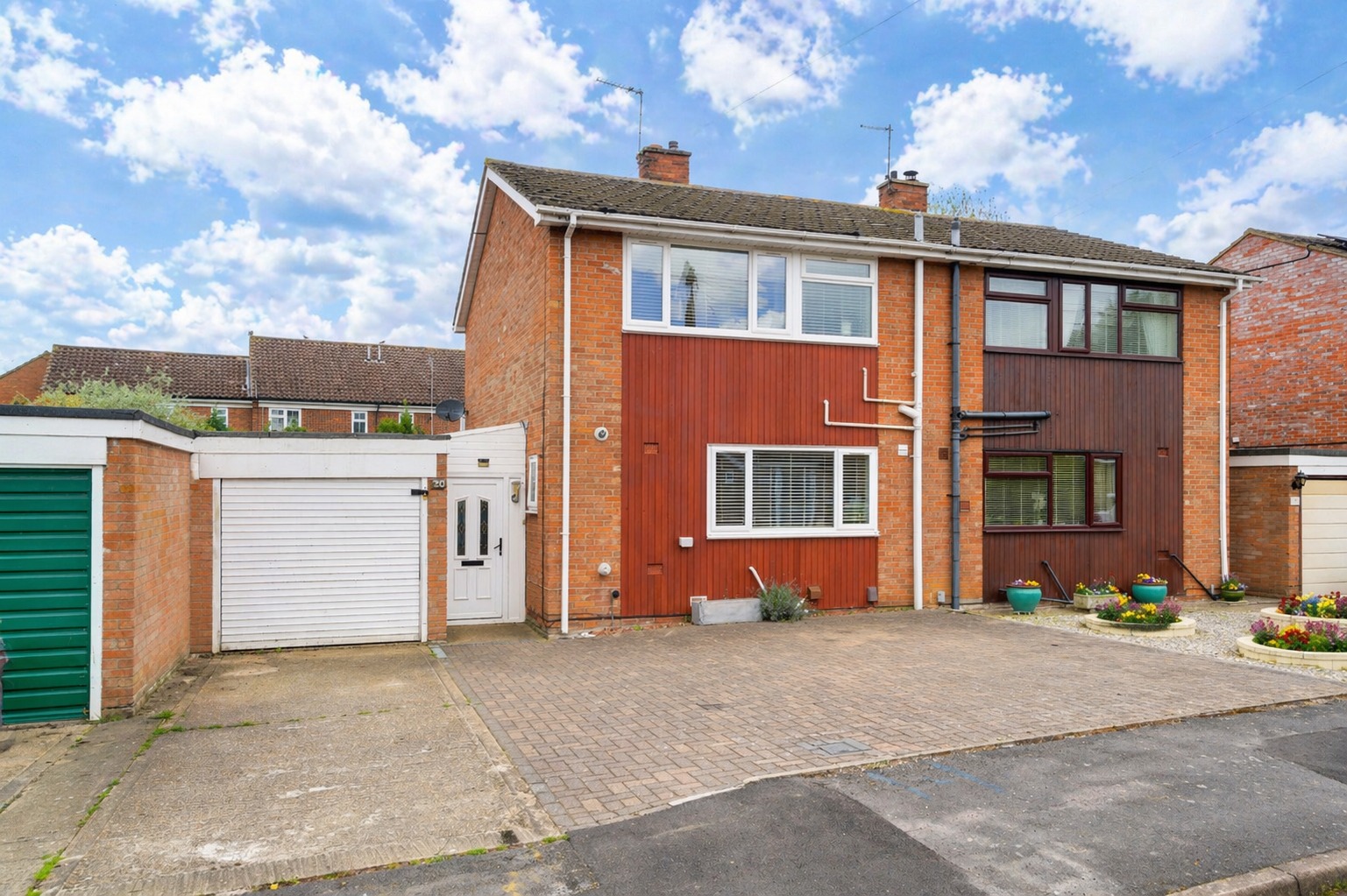 Three bedroom semi detached house in cul-de-sac position & located south of the river. No Chain!