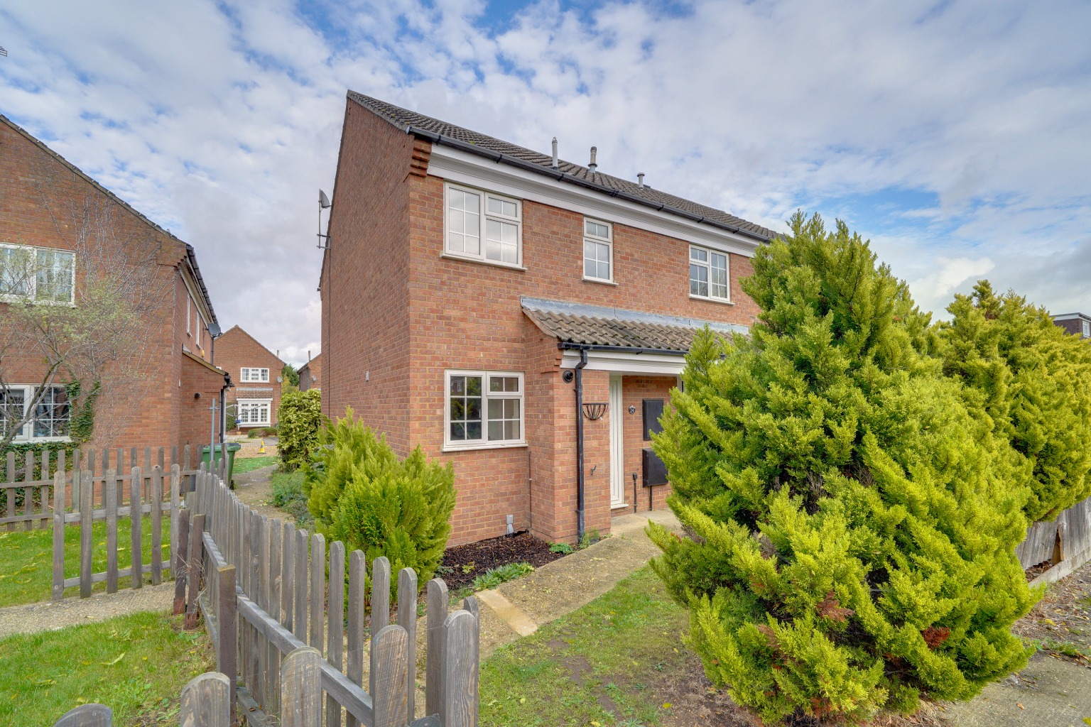 Two bedroom starter home located south of the river with excellent commuter links