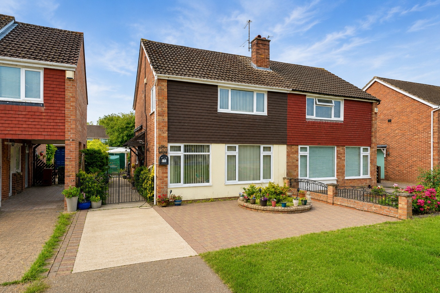 Extended 3 bedroom semi detached house with solar panels, battery system and air source heating!