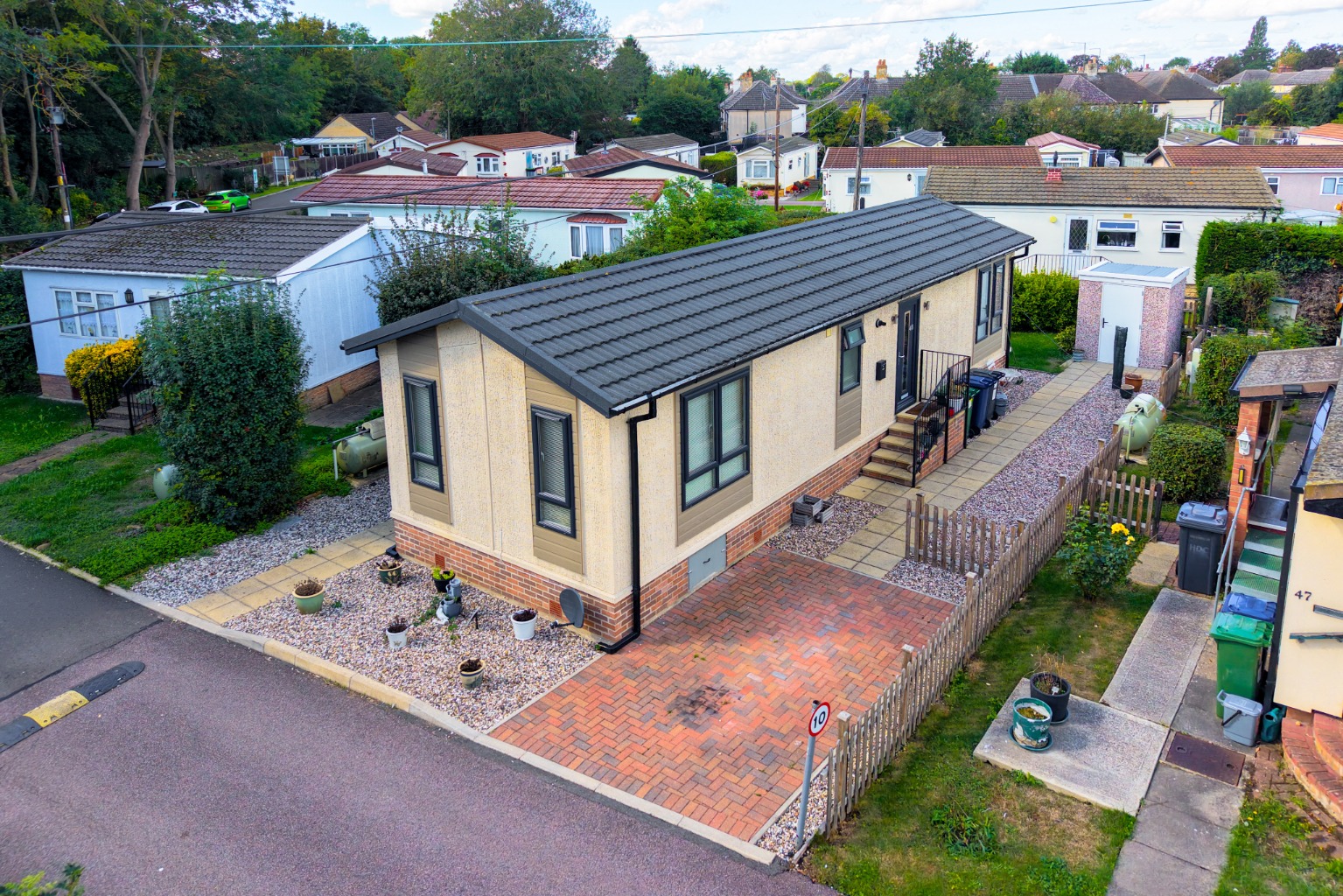 Very modern  two bedroom  Detached park home with integrated appliances close to the Town Centre.