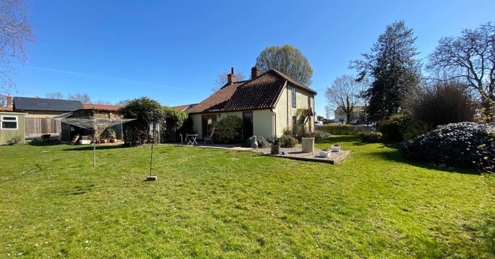 An Immaculate 3/4 Bedroom Cottage located on the outskirts of the village of Great Ellingham An Immaculate 3/4 Bedroom Cottage located on the outskirts of the village of Great Ellingham