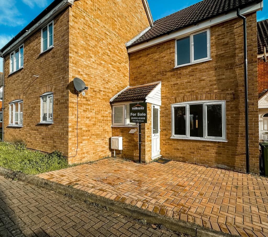 A fabulous link mid-terrace house, conveniently situated in the centre of town. property first image