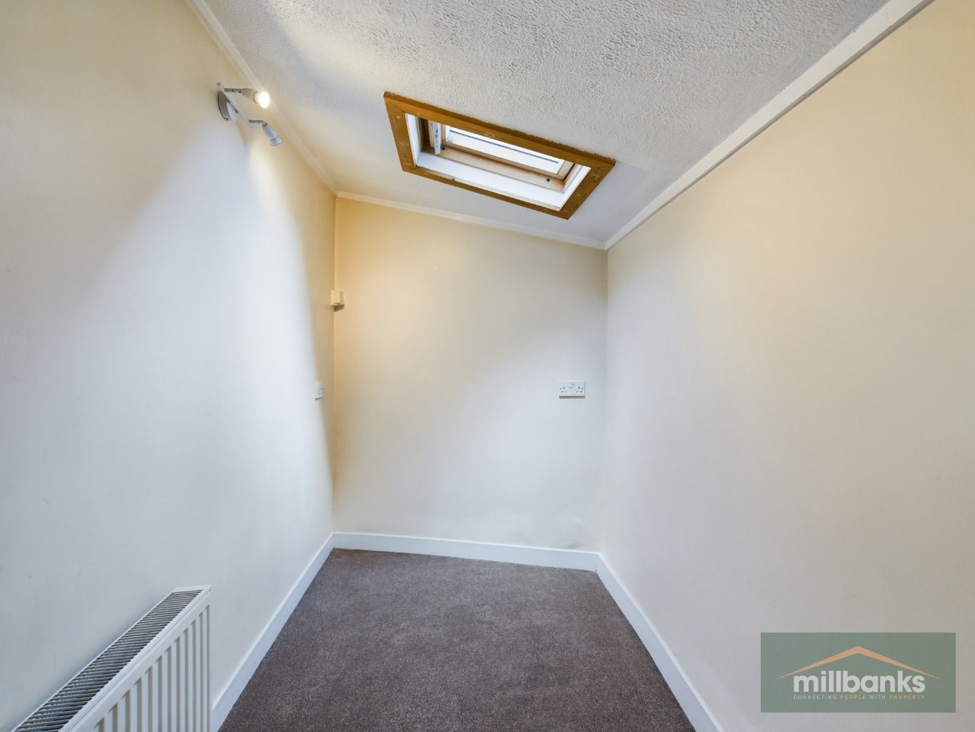 A charming detached 3 bedroom cottage in a popular village setting with no onward chain! property fifth image