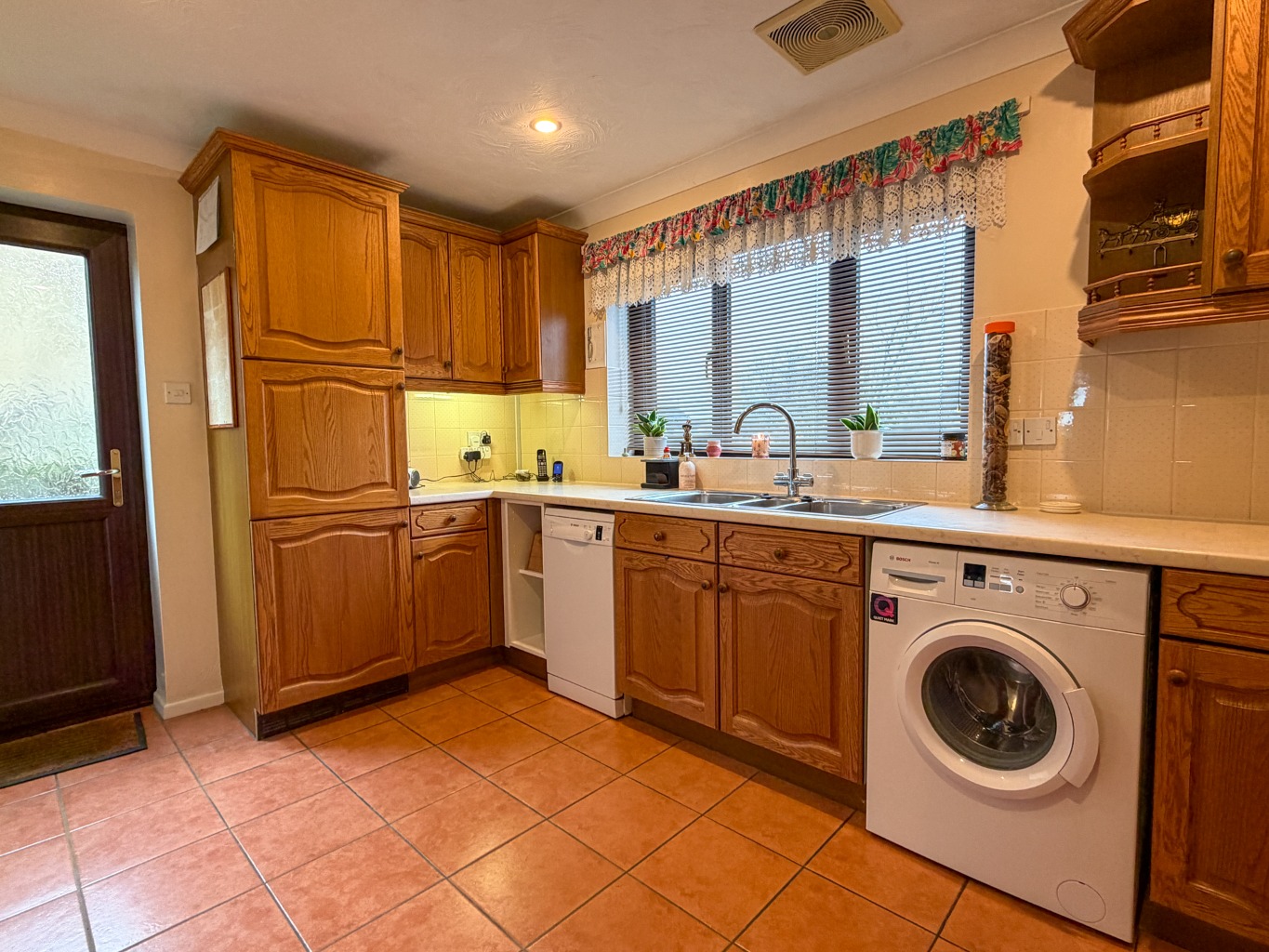 A Charming 3-Bed Detached Bungalow, Overlooking Open Greensward to the Front Aspect. property fifth image
