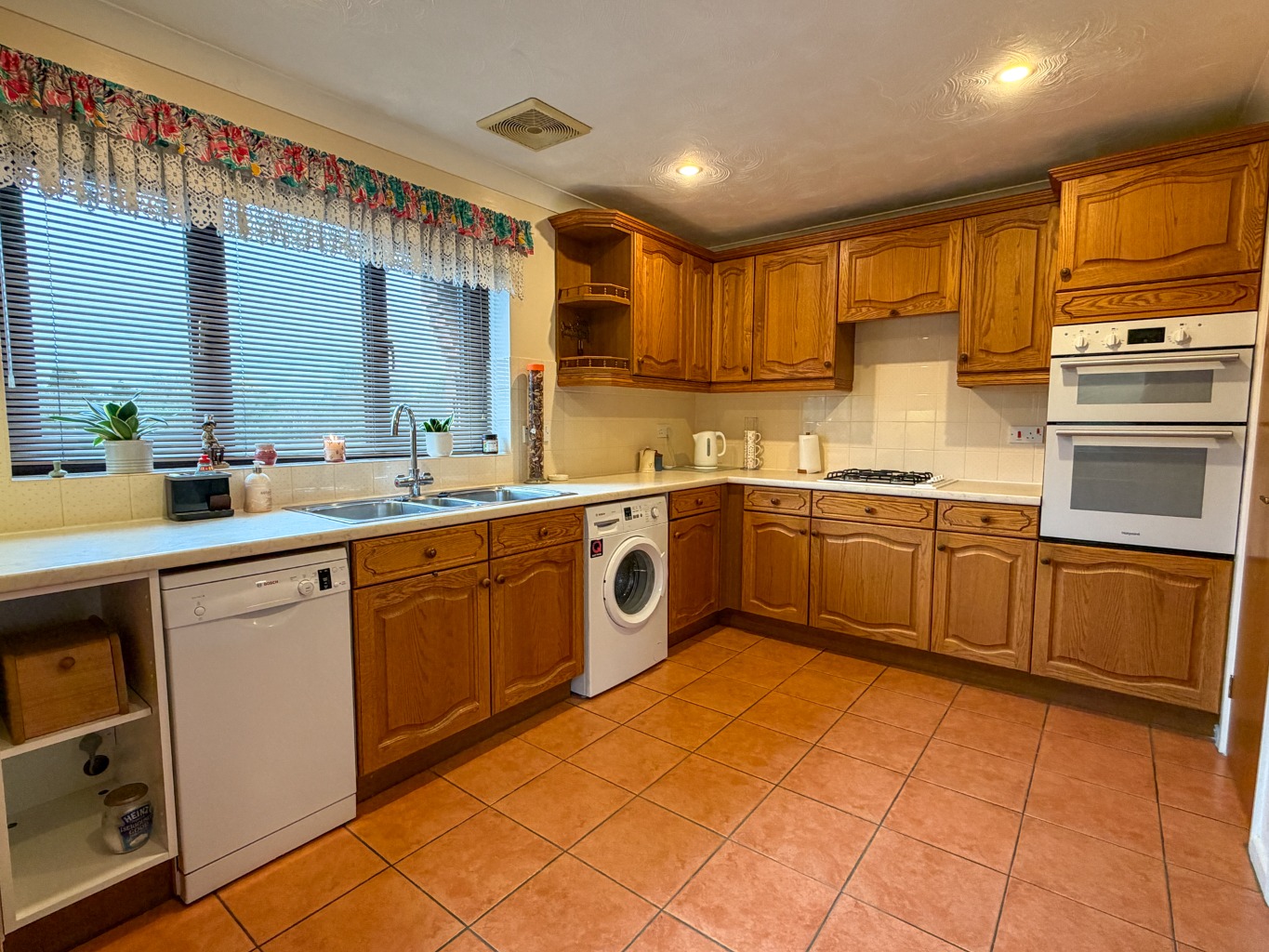 A Charming 3-Bed Detached Bungalow, Overlooking Open Greensward to the Front Aspect. property fourth image