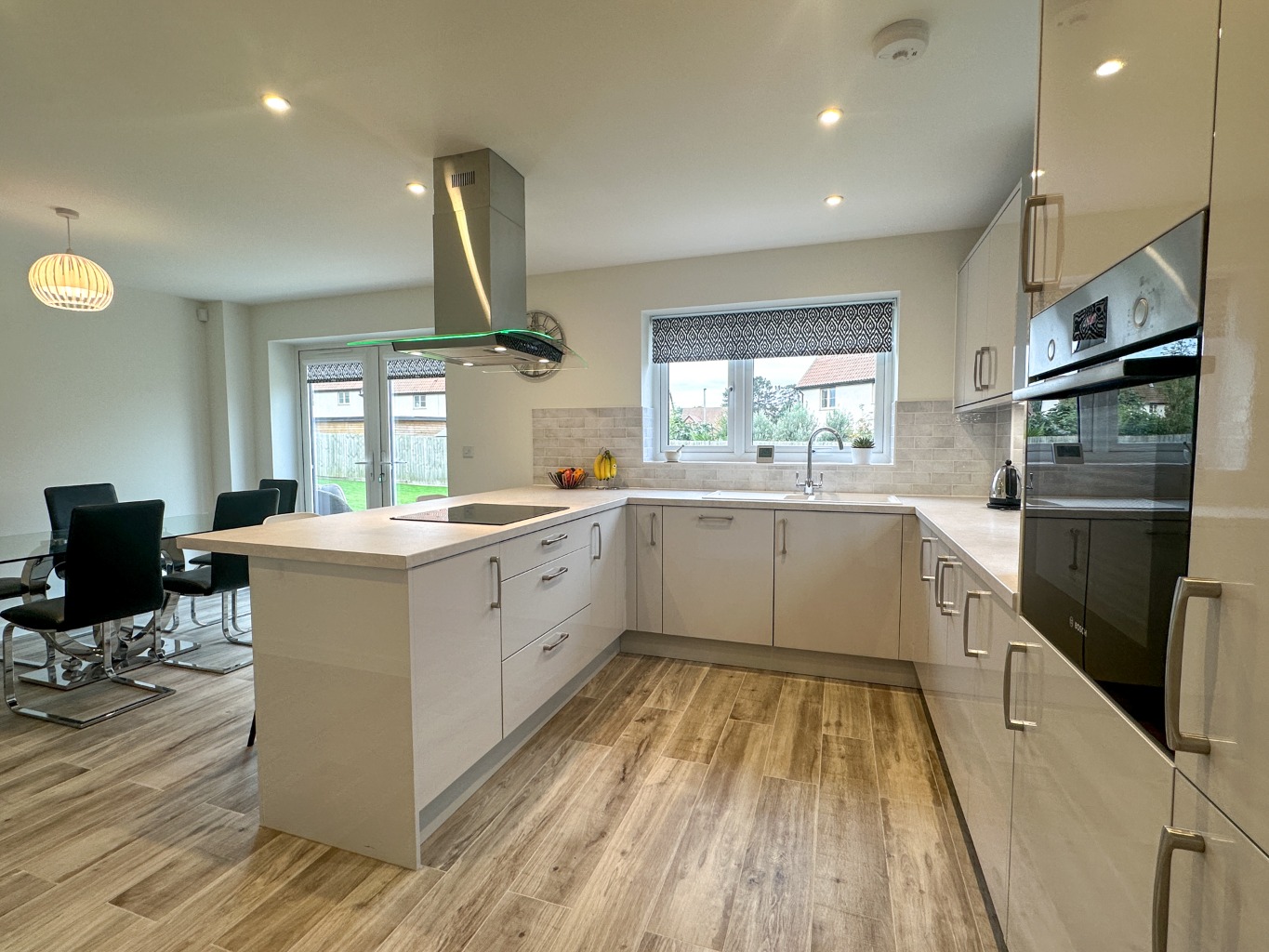 Stunning Contemporary 3-Bedroom Detached Home with South-Facing Garden on a Plot of 0.21 of an Acre. property fifth image