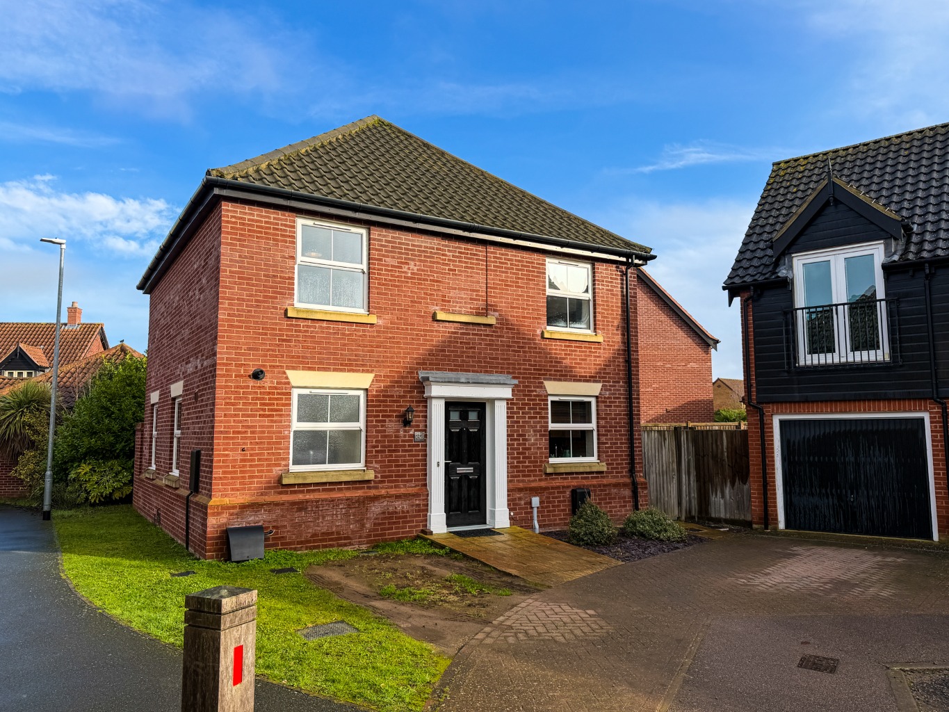 Guide Price £300,000 to £325,000 - Detached 3-Double Bed Family Home in a End of Cul-de-Sac Position