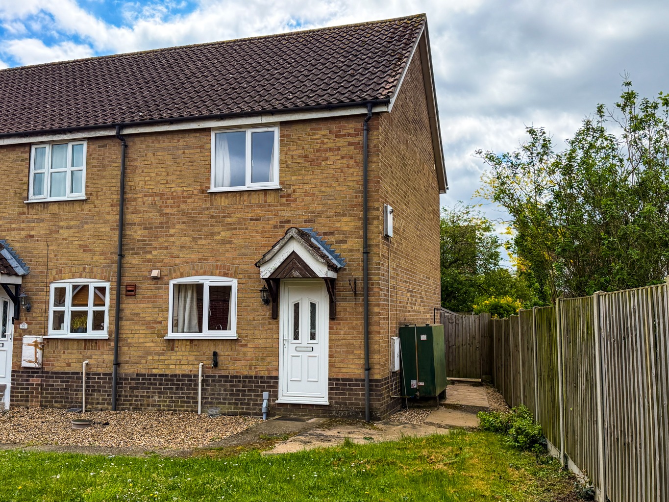 A Super Conveniently Located 2-Bedroom End Terrace House: Updating Opportunity Awaits!