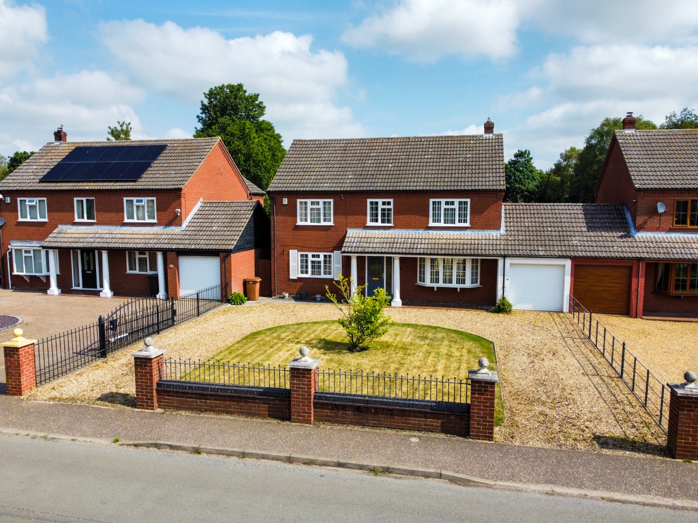 Attractive 4-Bedroom Link-Detached Family Home, Occupying a Convenient Ideal 'Non Estate' Position.
