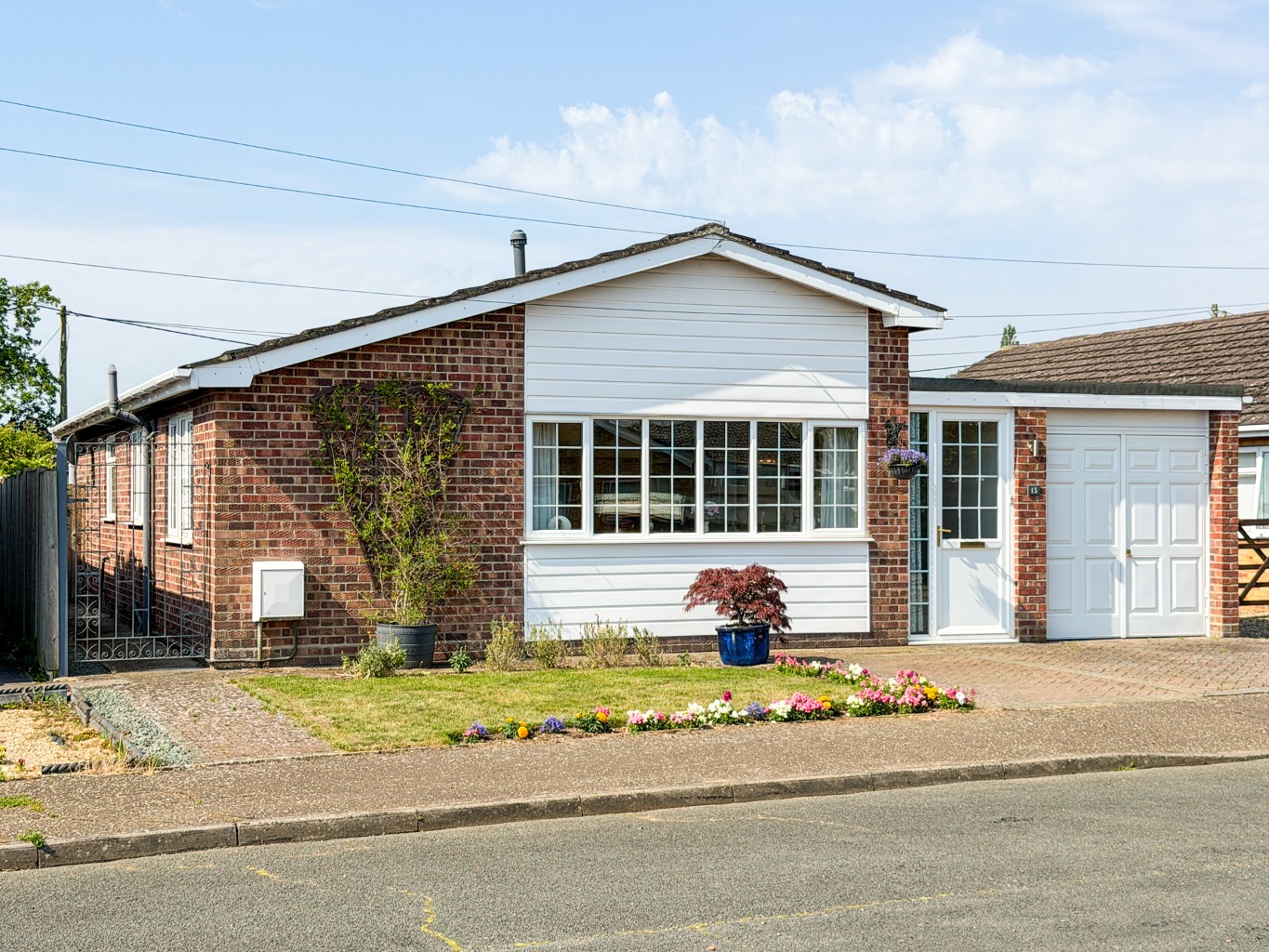 An Attractive Detached 3-Bedroom Bungalow with South-Facing Garden in an end of Cul-De-Sac Position.