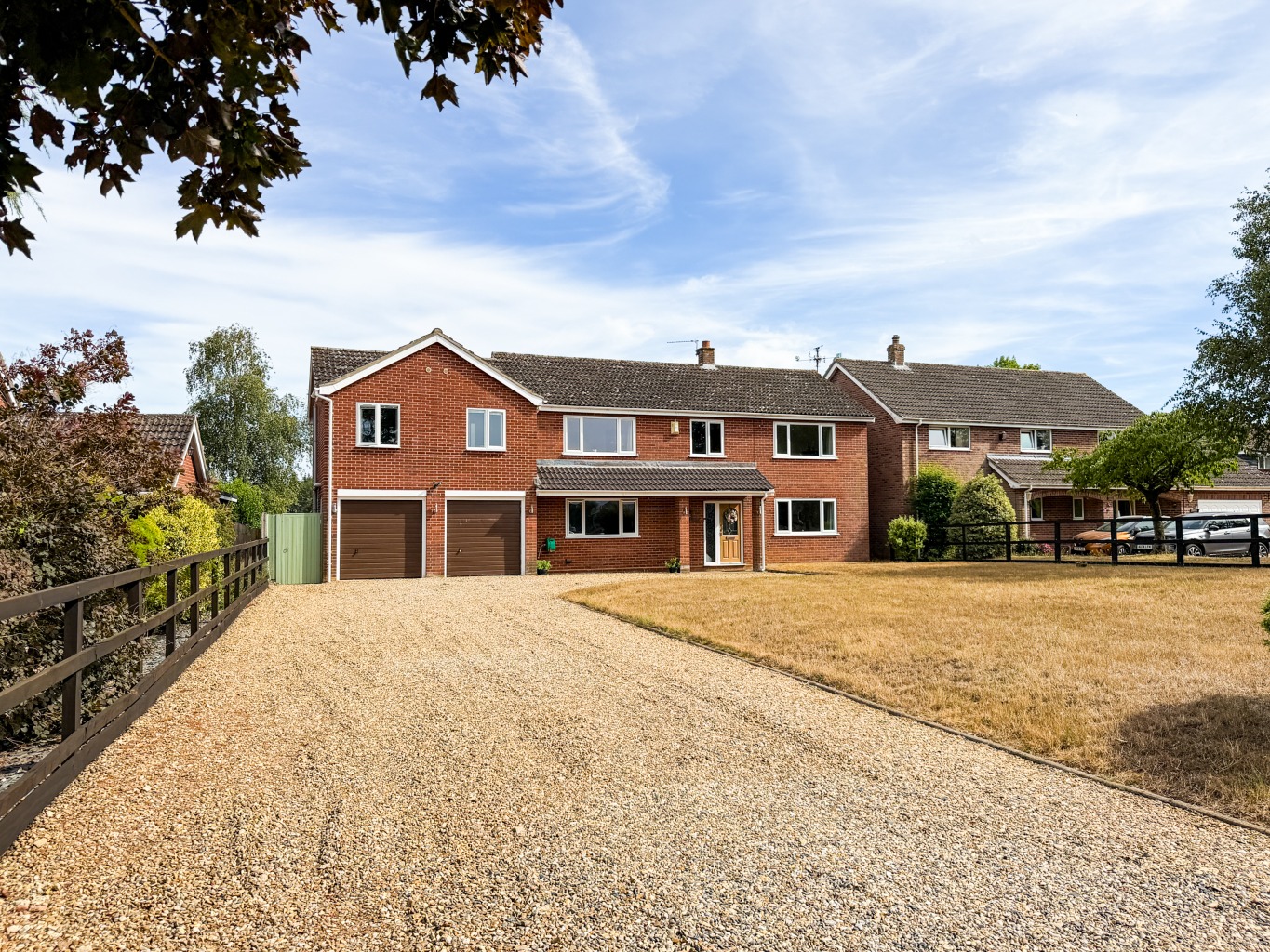 Guide Price £610,000 to £635,000. Executive 5-Bedroom Contemporary Family Home on a Third Acre Plot.