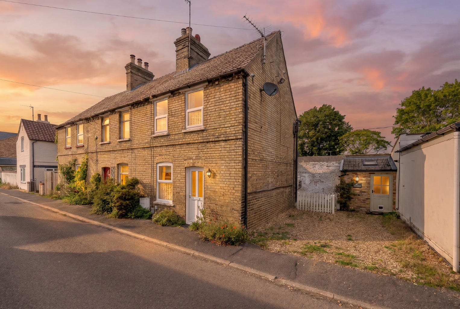 *** Guide Price £190,000 - £210,000 *** Charming 2 Bed Town Centre Cottage with Parking, St. Ives